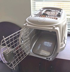 Whisker City Cat Carrier and Kennel – Front Load 22″W x 12″H x 12″D Gray Taupe