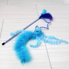 Quirky Kitty Jiggling Jellyfish Wand Cat Toy – Blue